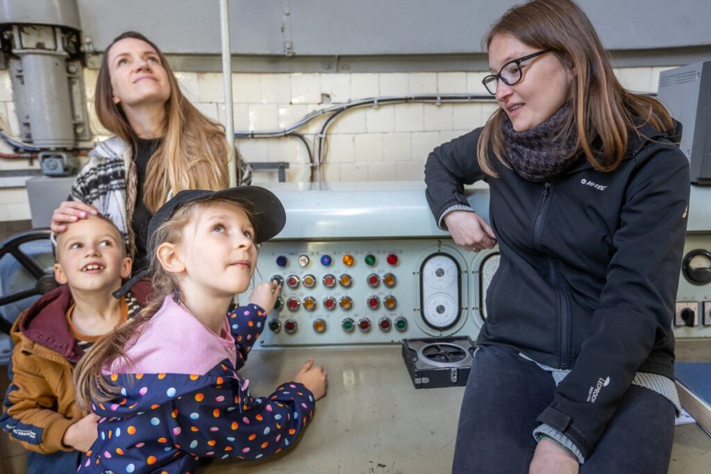 Eskapada 2025, zwiedzanie Obserwatorium Astronomicznego w Piwnicach koło Torunia, fot. Szymon Zdziebło/tarantoga.pl dla UMWKP