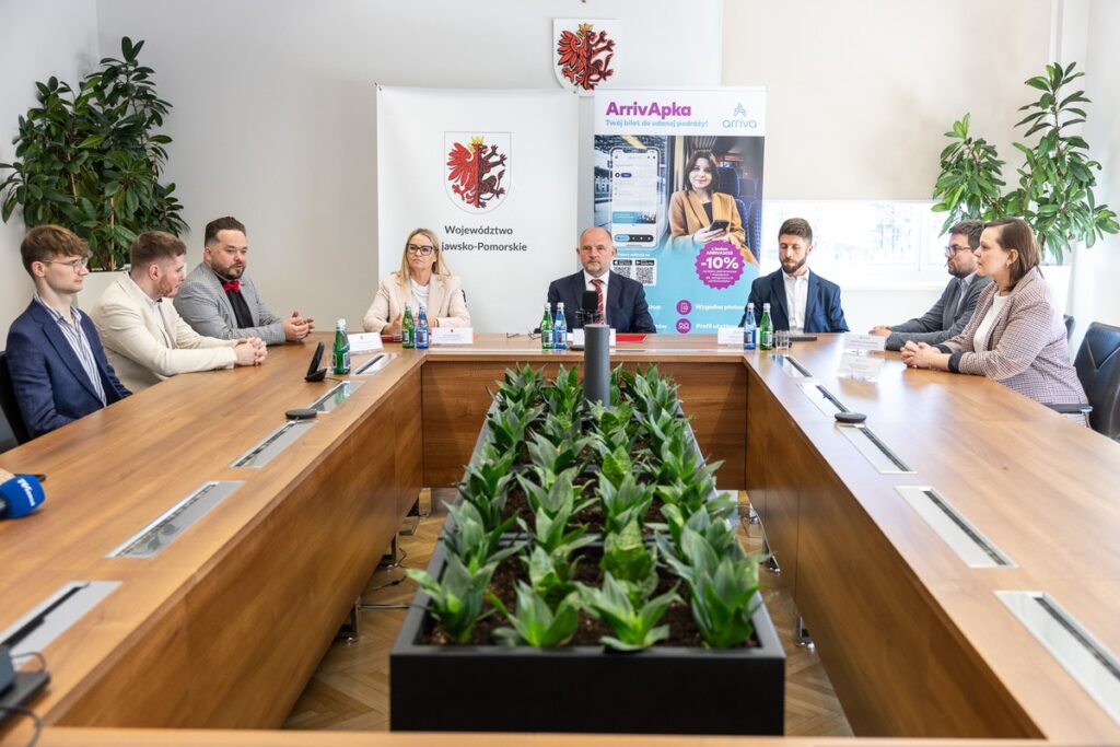 Konferencja prasowa w sprawie nowych regionalnych połączeń kolejowych, fot. Szymon Zdziebło/tarantoga.pl dla UMWKP