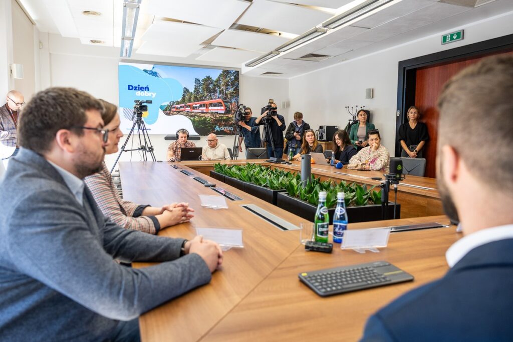 Konferencja prasowa w sprawie nowych regionalnych połączeń kolejowych, fot. Szymon Zdziebło/tarantoga.pl dla UMWKP