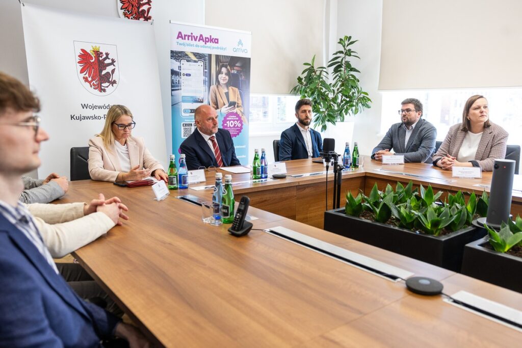 Konferencja prasowa w sprawie nowych regionalnych połączeń kolejowych, fot. Szymon Zdziebło/tarantoga.pl dla UMWKP