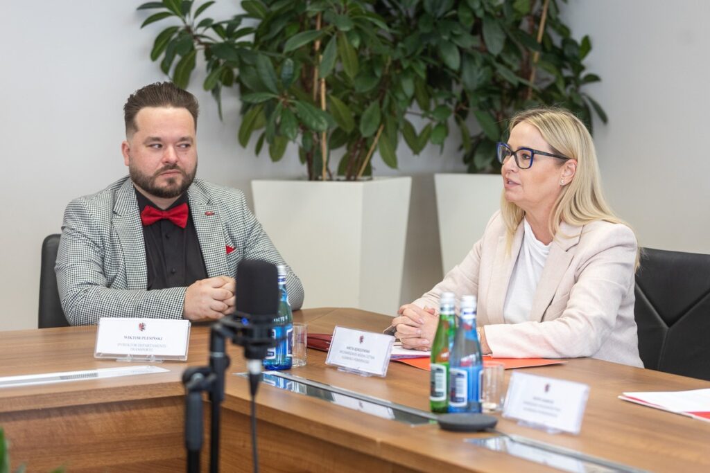 Konferencja prasowa w sprawie nowych regionalnych połączeń kolejowych, fot. Szymon Zdziebło/tarantoga.pl dla UMWKP