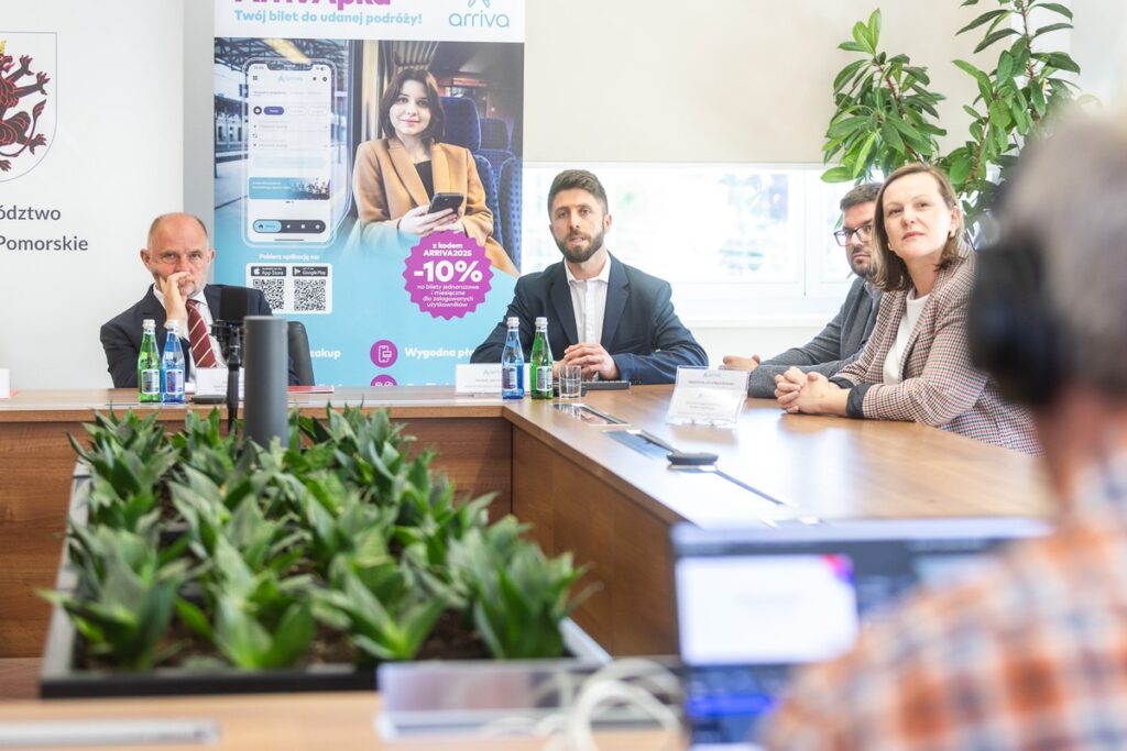 Konferencja prasowa w sprawie nowych regionalnych połączeń kolejowych, fot. Szymon Zdziebło/tarantoga.pl dla UMWKP