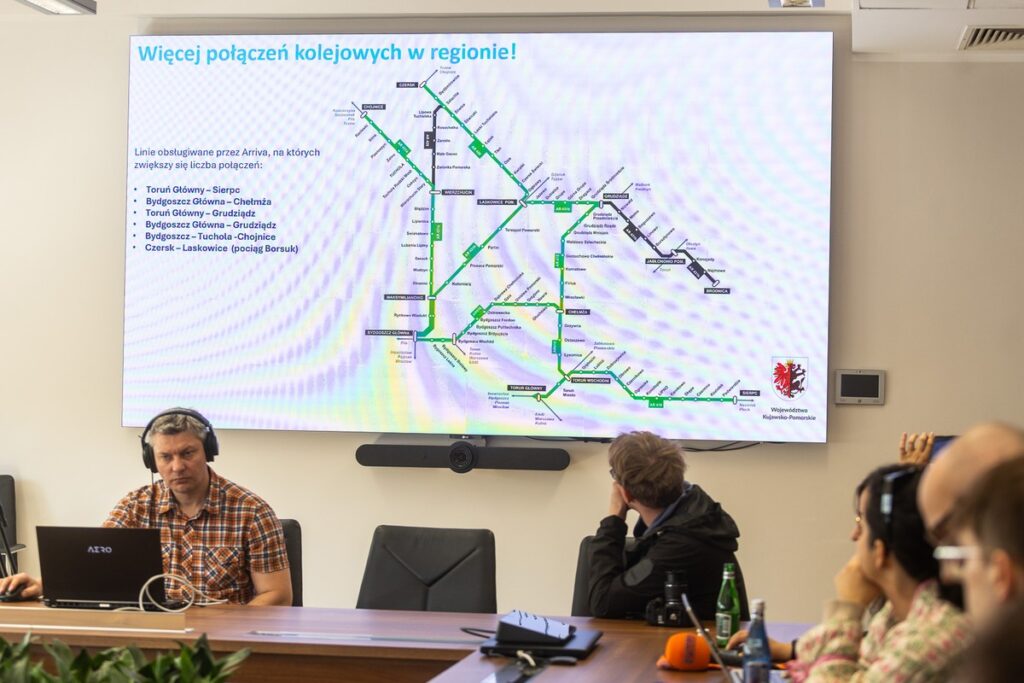 Konferencja prasowa w sprawie nowych regionalnych połączeń kolejowych, fot. Szymon Zdziebło/tarantoga.pl dla UMWKP