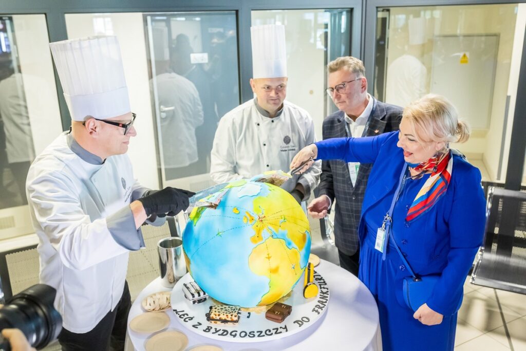 Powitanie pasażerów i załogi inauguracyjnego lotu z Frankfurtu, fot. Tomasz Czachorowski dla UMWKP