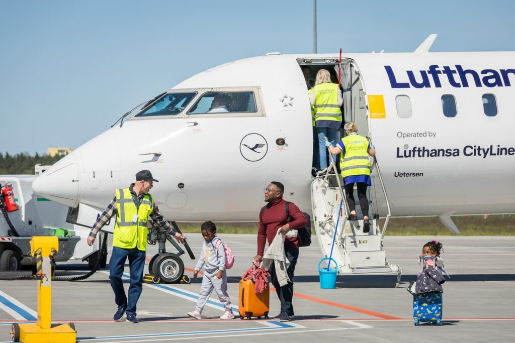 Powitanie pasażerów i załogi inauguracyjnego lotu z Frankfurtu, fot. Tomasz Czachorowski dla UMWKP