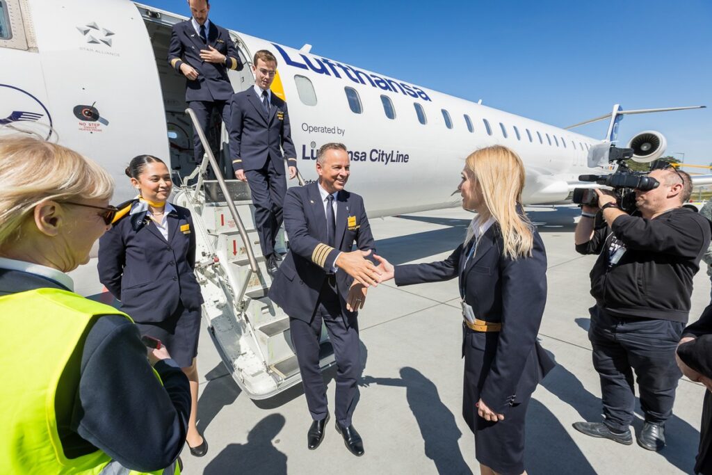 Powitanie pasażerów i załogi inauguracyjnego lotu z Frankfurtu, fot. Tomasz Czachorowski dla UMWKP