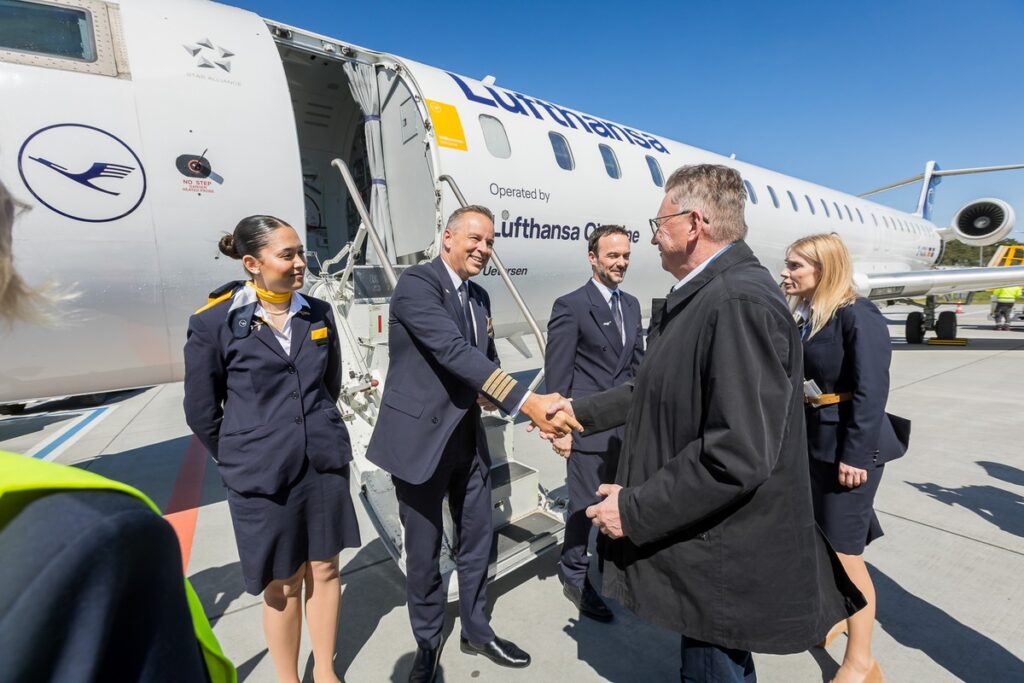 Powitanie pasażerów i załogi inauguracyjnego lotu z Frankfurtu, fot. Tomasz Czachorowski dla UMWKP
