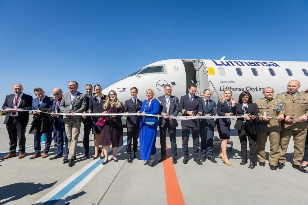 Powitanie pasażerów i załogi inauguracyjnego lotu z Frankfurtu, fot. Tomasz Czachorowski dla UMWKP