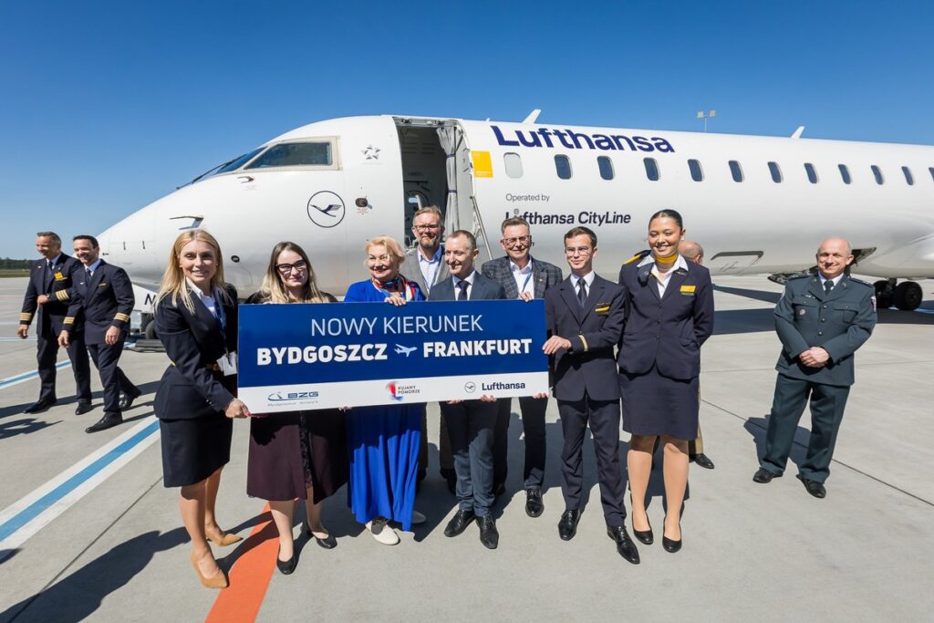 Powitanie pasażerów i załogi inauguracyjnego lotu z Frankfurtu, fot. Tomasz Czachorowski dla UMWKP
