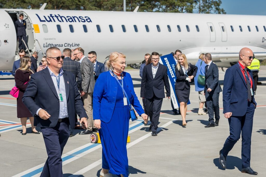 Powitanie pasażerów i załogi inauguracyjnego lotu z Frankfurtu, fot. Tomasz Czachorowski dla UMWKP