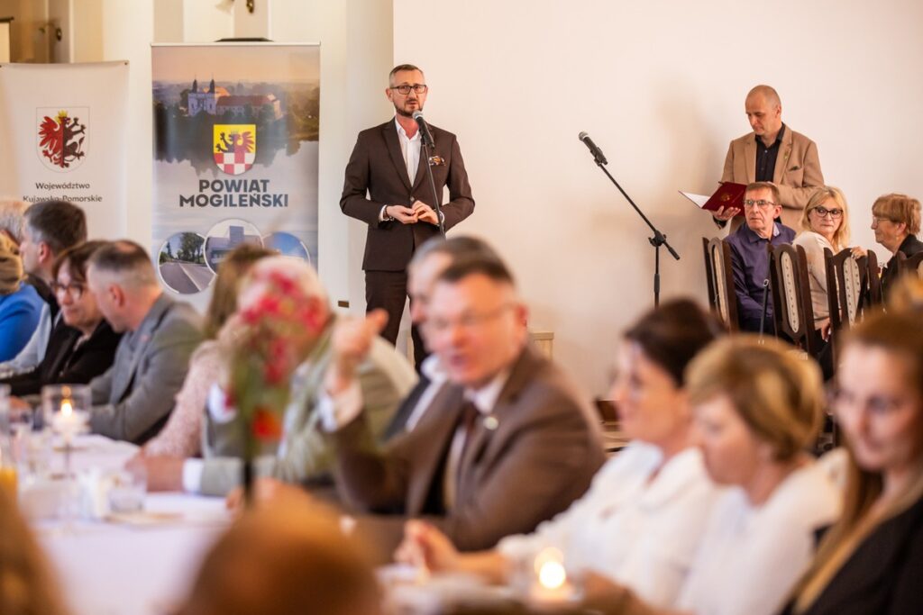 Wręczenie odznak sołtysom z powiatu mogileńskiego, fot. Andrzej Goiński/UMWKP