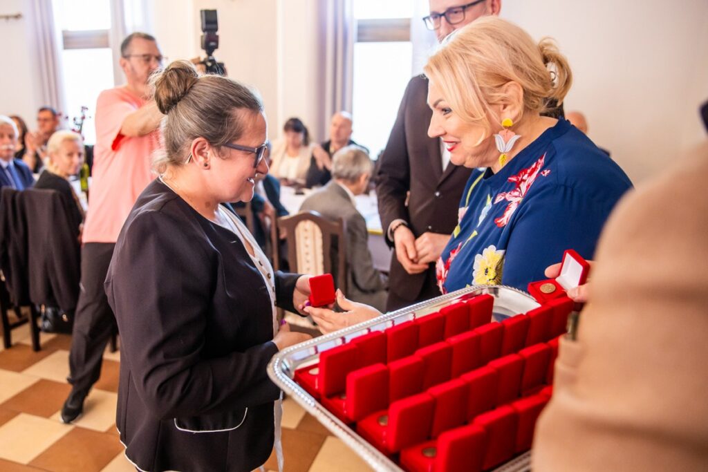 Wręczenie odznak sołtysom z powiatu mogileńskiego, fot. Andrzej Goiński/UMWKP