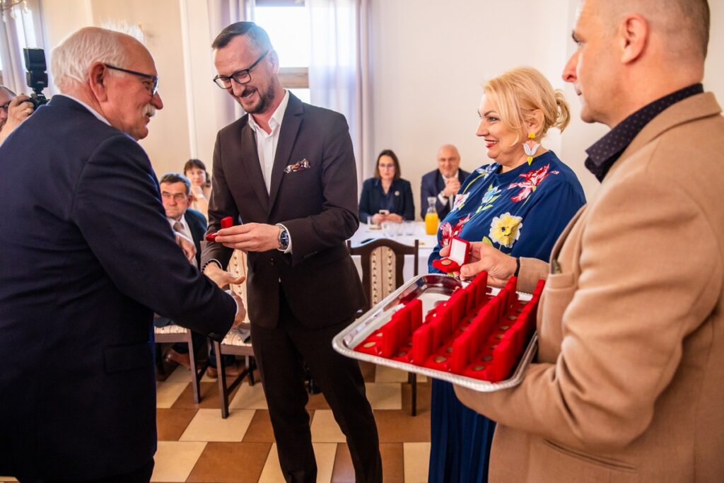 Wręczenie odznak sołtysom z powiatu mogileńskiego, fot. Andrzej Goiński/UMWKP