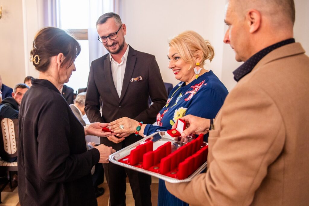 Wręczenie odznak sołtysom z powiatu mogileńskiego, fot. Andrzej Goiński/UMWKP