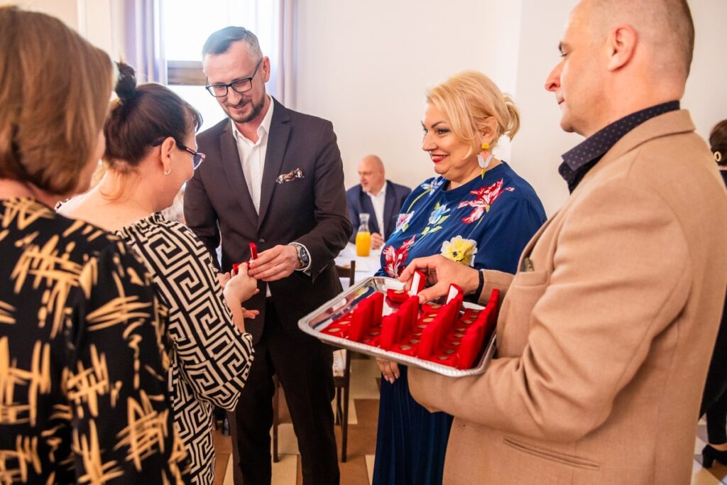 Wręczenie odznak sołtysom z powiatu mogileńskiego, fot. Andrzej Goiński/UMWKP