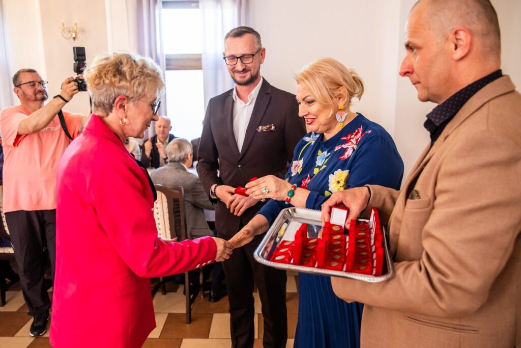 Wręczenie odznak sołtysom z powiatu mogileńskiego, fot. Andrzej Goiński/UMWKP