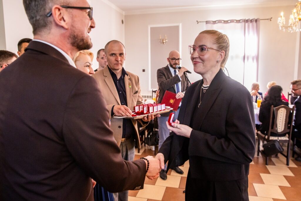 Wręczenie odznak sołtysom z powiatu mogileńskiego, fot. Andrzej Goiński/UMWKP