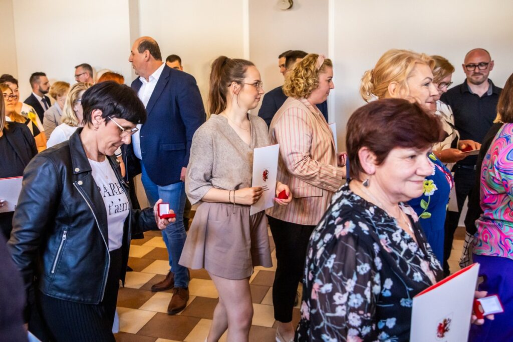 Wręczenie odznak sołtysom z powiatu mogileńskiego, fot. Andrzej Goiński/UMWKP