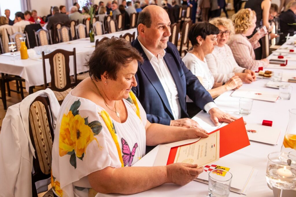 Wręczenie odznak sołtysom z powiatu mogileńskiego, fot. Andrzej Goiński/UMWKP