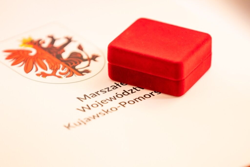 Wręczenie odznak sołtysom z powiatu mogileńskiego, fot. Andrzej Goiński/UMWKP