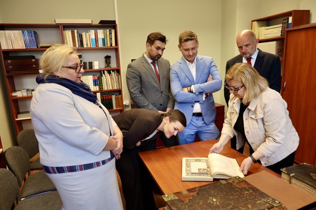 Wizyta w Książnicy Kopernikańskiej, fot. Andrzej Goiński/UMWKP