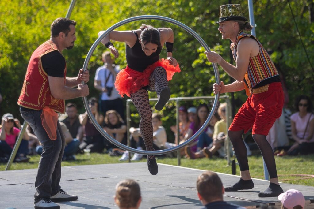 Festiwal Teatrów Ulicznych, „OnTheWord” czeskiej grupy BoCirk, fot. Mikołaj Kuras dla UMWKP