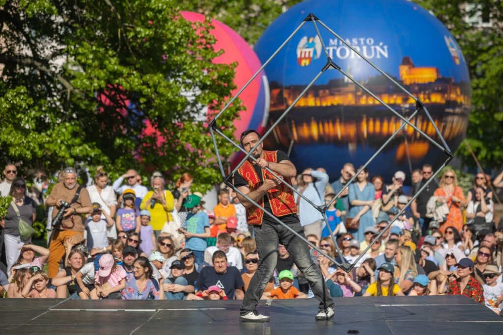 Festiwal Teatrów Ulicznych, „OnTheWord” czeskiej grupy BoCirk, fot. Mikołaj Kuras dla UMWKP