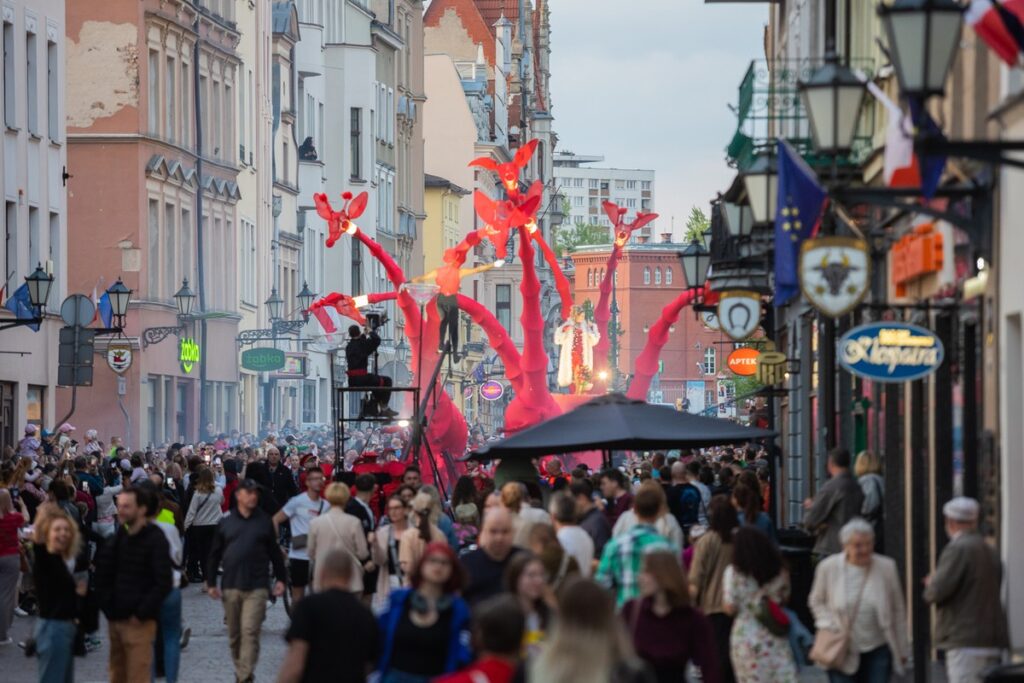 Festiwal Teatrów Ulicznych, „Les Girafes”, Mikołaj Kuras dla UMWKP