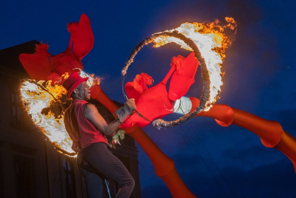 Festiwal Teatrów Ulicznych, „Les Girafes”, Mikołaj Kuras dla UMWKP