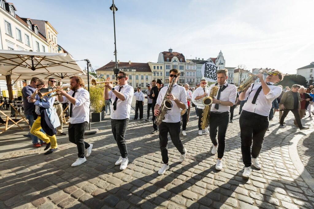 Parada ulicami Bydgoszczy z okazji Międzynarodowego Dnia Jazzu, fot. Tomek Czachorowski, eventphoto.com.pl dla UMWKP