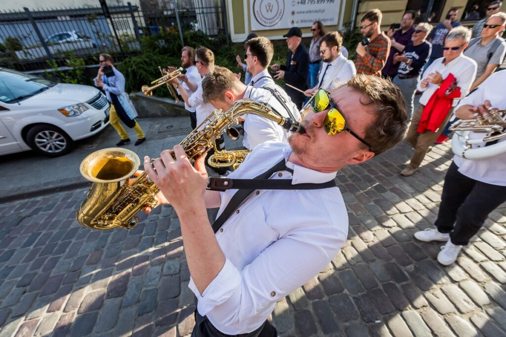 Parada ulicami Bydgoszczy z okazji Międzynarodowego Dnia Jazzu, fot. Tomek Czachorowski, eventphoto.com.pl dla UMWKP