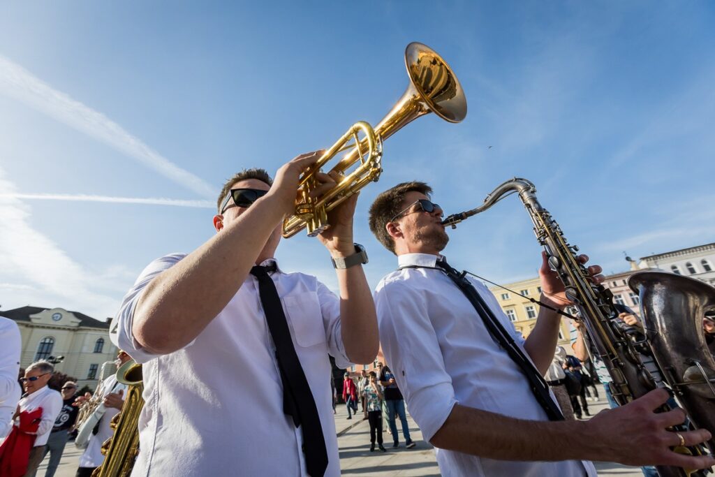 Parada ulicami Bydgoszczy z okazji Międzynarodowego Dnia Jazzu, fot. Tomek Czachorowski, eventphoto.com.pl dla UMWKP