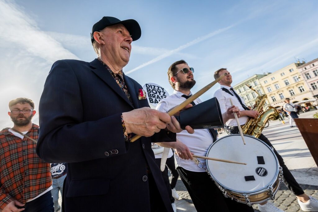 Parada ulicami Bydgoszczy z okazji Międzynarodowego Dnia Jazzu, fot. Tomek Czachorowski, eventphoto.com.pl dla UMWKP