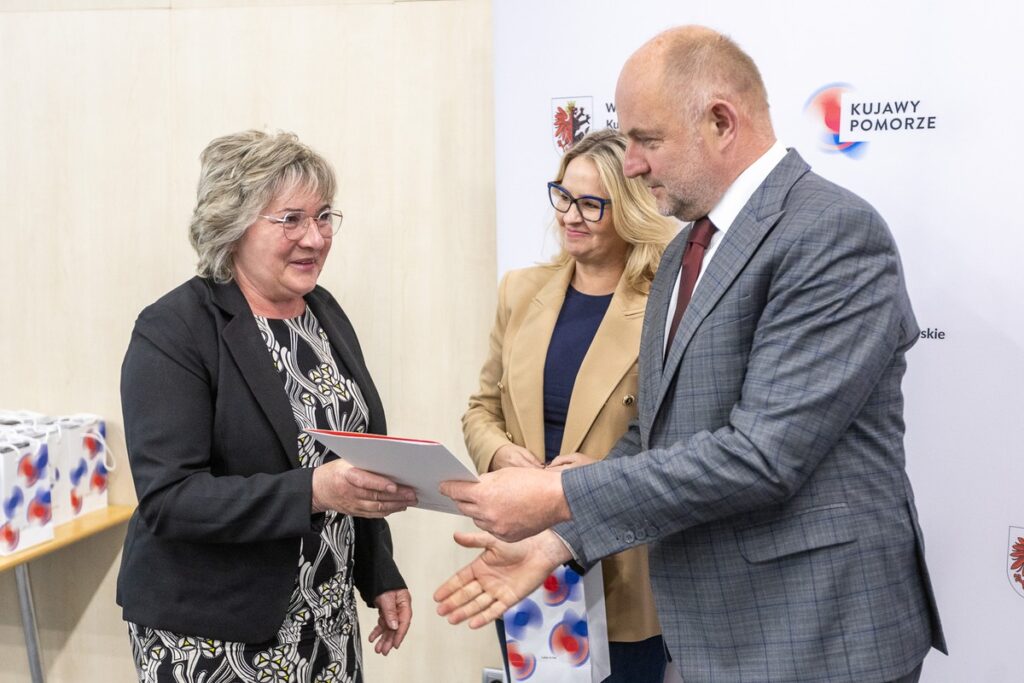 Ceremonia wręczenia umów, fot. Szymon Zdziebło/tarantoga dla UMWKP