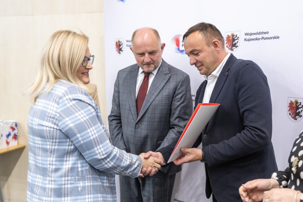 Ceremonia wręczenia umów, fot. Szymon Zdziebło/tarantoga dla UMWKP