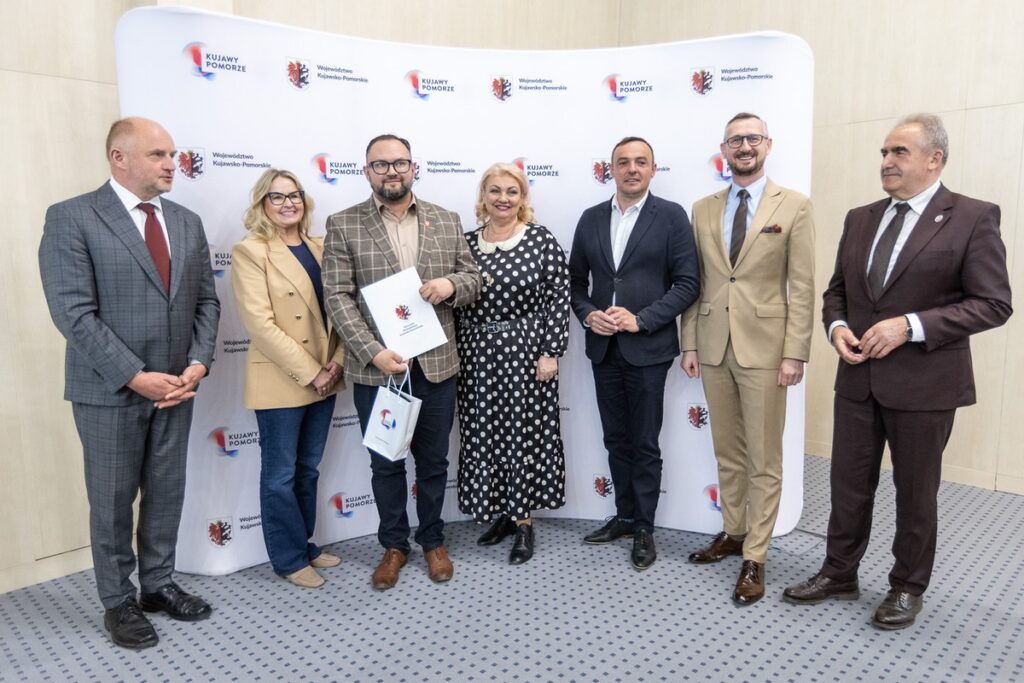 Ceremonia wręczenia umów, fot. Szymon Zdziebło/tarantoga dla UMWKP