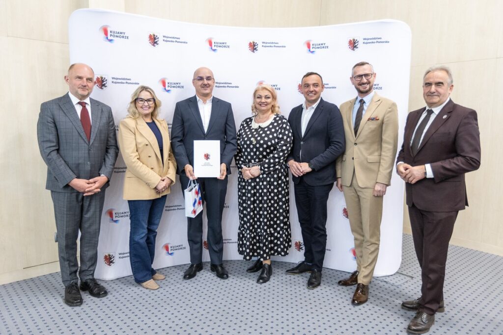 Ceremonia wręczenia umów, fot. Szymon Zdziebło/tarantoga dla UMWKP