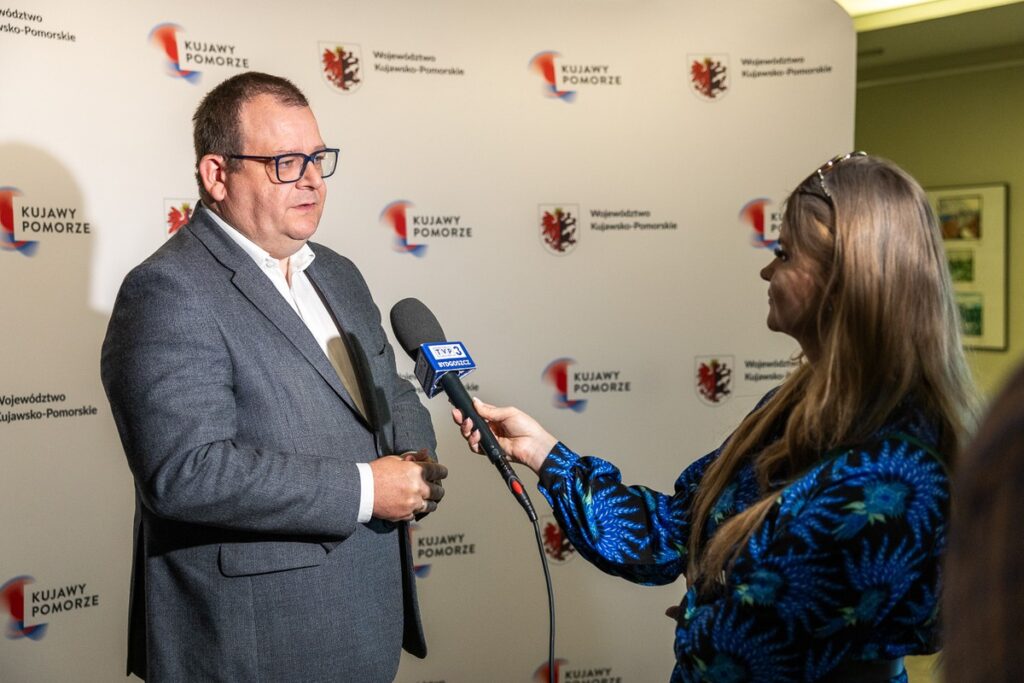 Signing of contracts with contractors for modernization works on DW 240 and DW 412, photo by Szymon Zdziebło/tarantoga.pl for UMWKP