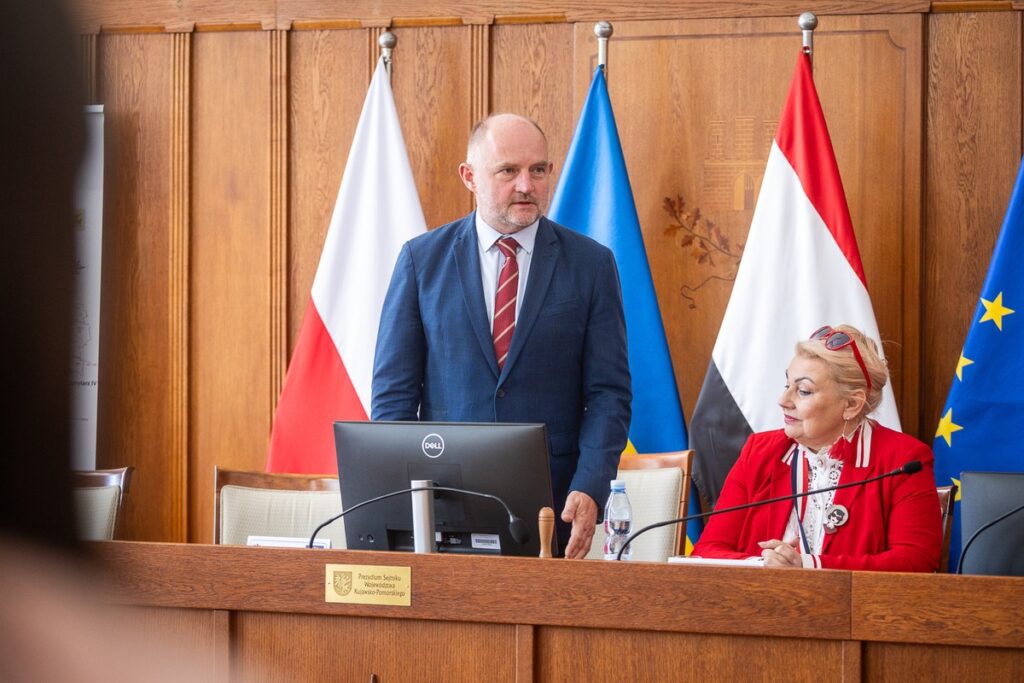 Signing of contracts with contractors for modernization works on DW 240 and DW 412, photo by Szymon Zdziebło/tarantoga.pl for UMWKP