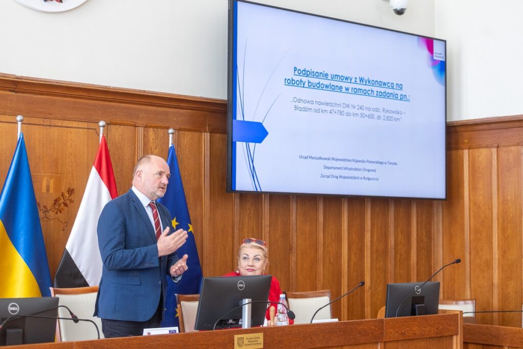 Signing of contracts with contractors for modernization works on DW 240 and DW 412, photo by Szymon Zdziebło/tarantoga.pl for UMWKP