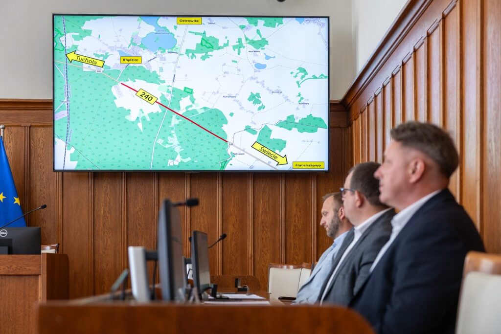 Signing of contracts with contractors for modernization works on DW 240 and DW 412, photo by Szymon Zdziebło/tarantoga.pl for UMWKP