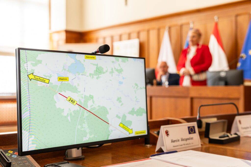 Signing of contracts with contractors for modernization works on DW 240 and DW 412, photo by Szymon Zdziebło/tarantoga.pl for UMWKP