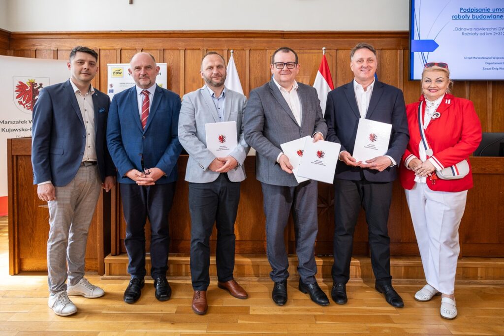 Signing of contracts with contractors for modernization works on DW 240 and DW 412, photo by Szymon Zdziebło/tarantoga.pl for UMWKP