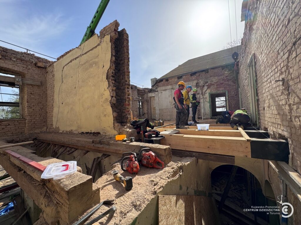 Works in the palace and park complex in Nawra, photo by KPCD