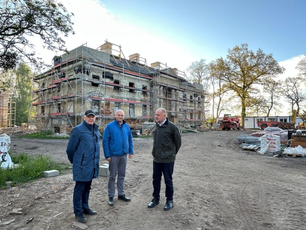 Marshal Piotr Całbecki, Dr. Marek Rubnikowicz, and President Jarosław Wierski in Nawrza, photo by UMWKP