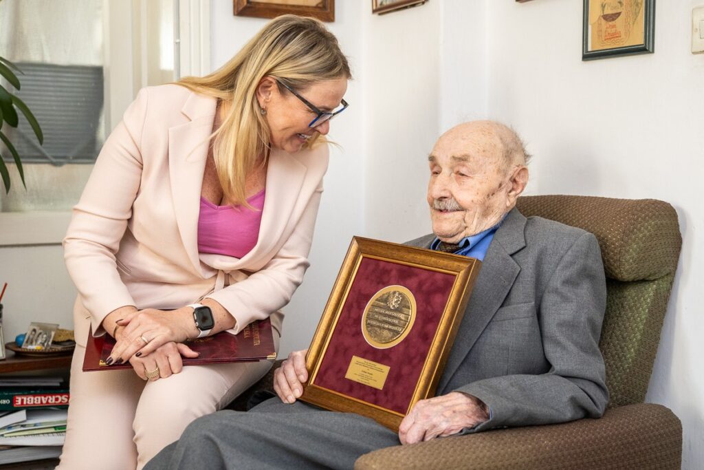 Wicemarszałek Aneta Jędrzejewska i obchodzący setne urodziny Feliks Smyk, fot. Szymon Zdziebło/tarantoga.pl dla UMWKP