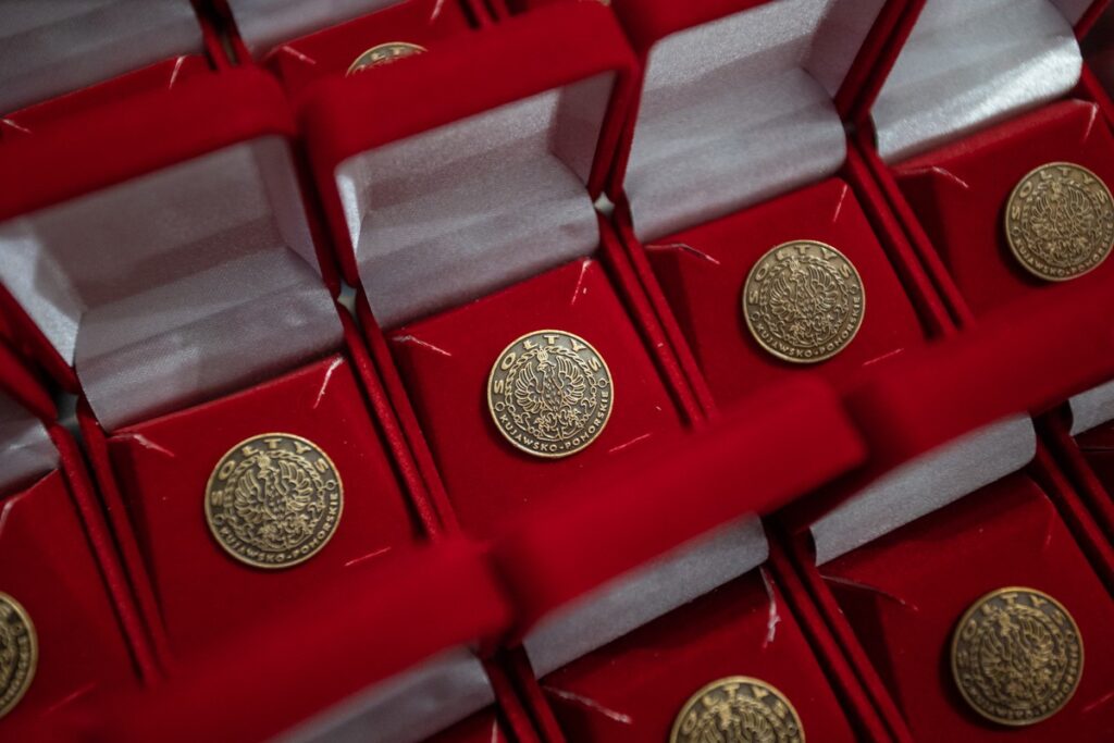 Ceremonia wręczenia odznak sołtysowskich, Łojewo, 14 maja 2025, fot. Mikołaj Kuras dla UMWKP