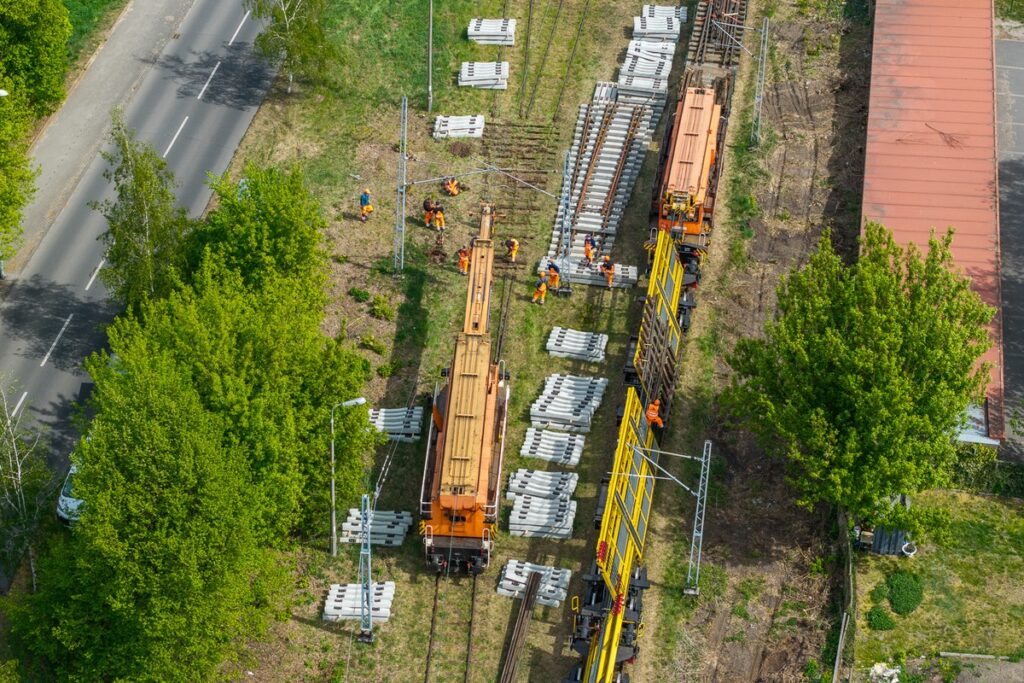Remont linii do Ciechocinka fot. Szymon Zdziebło/tarantoga.pl dla UMWKP