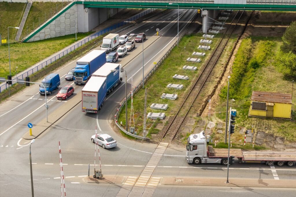 Remont linii do Ciechocinka fot. Szymon Zdziebło/tarantoga.pl dla UMWKP