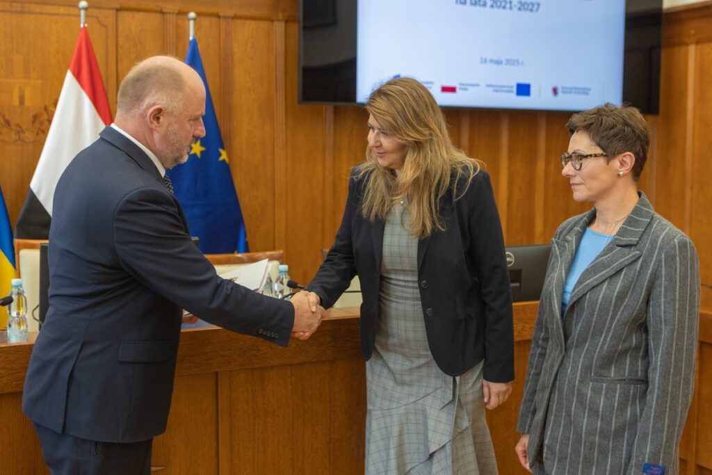 Przekazanie umowy o finansowanie projektu, fot. Mikołaj Kuras dla UMWKP